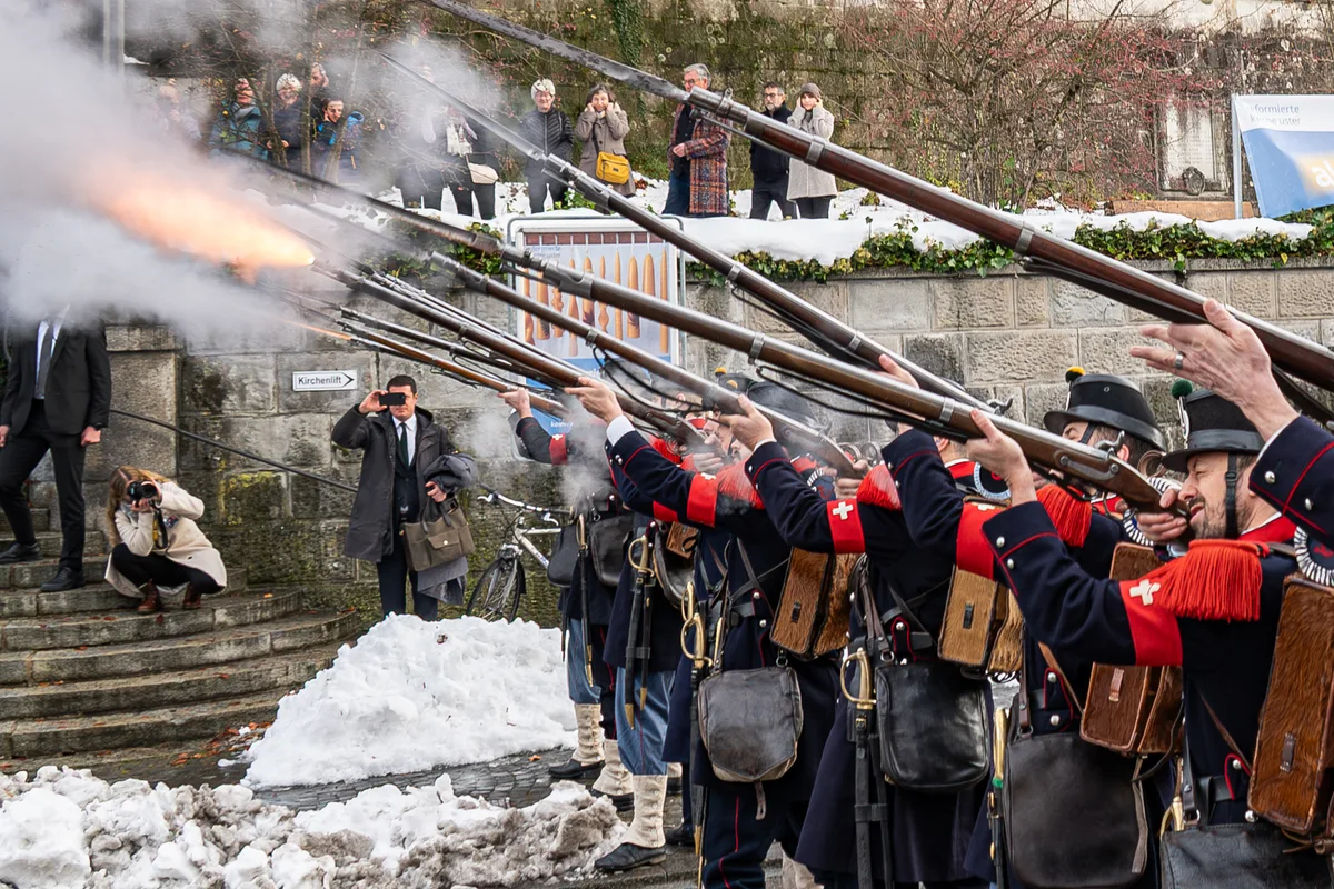 «Achtung, laut»: Drei Salutschüsse von der Kompanie 1861. Ustertag 2024